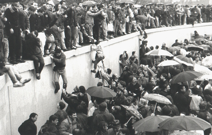 Dicembre-1989-apertura-Muro-Porta-Brandeburgo-Schaefer