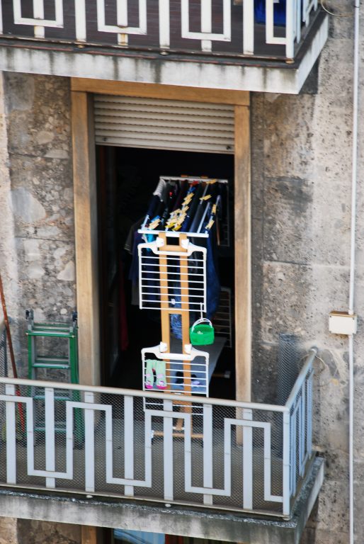 balcone con stendino